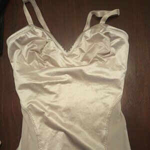 Ruby Ribbon (older style) v cami 36 pale